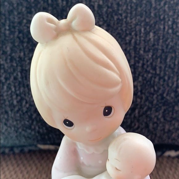 Precious Moments - A Special Delivery Figurine - Picture 3 of 8